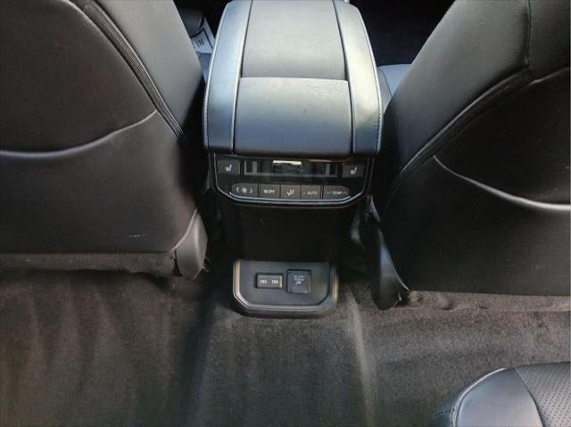 2023 Toyota Highlander Hybrid Platinum