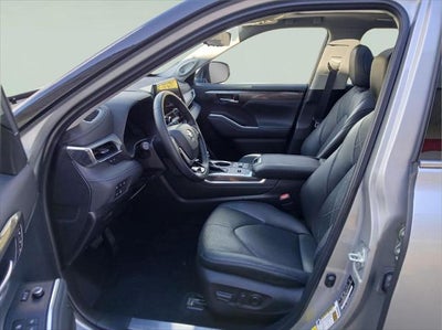 2023 Toyota Highlander Hybrid Platinum
