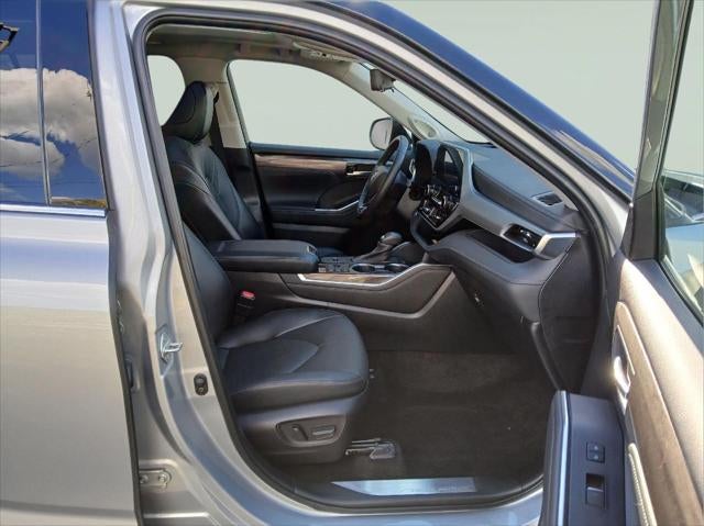 2023 Toyota Highlander Hybrid Platinum