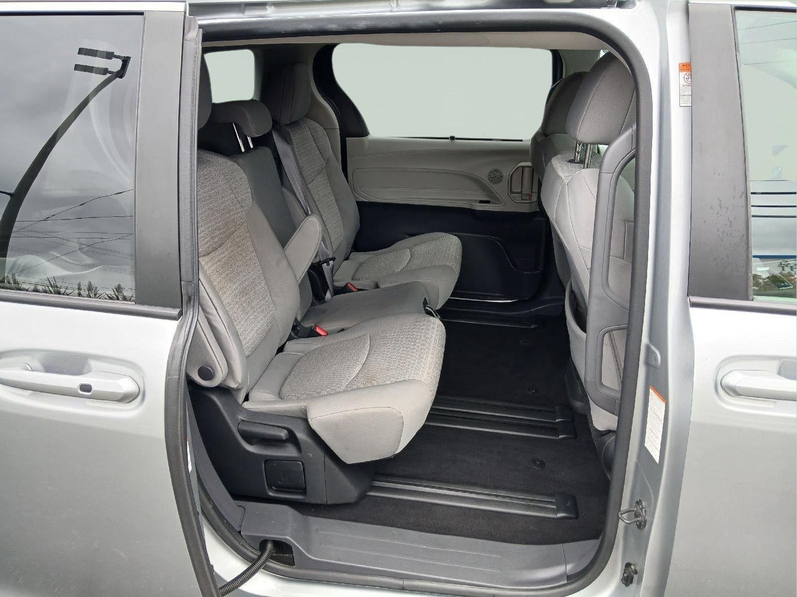 2022 Toyota Sienna LE
