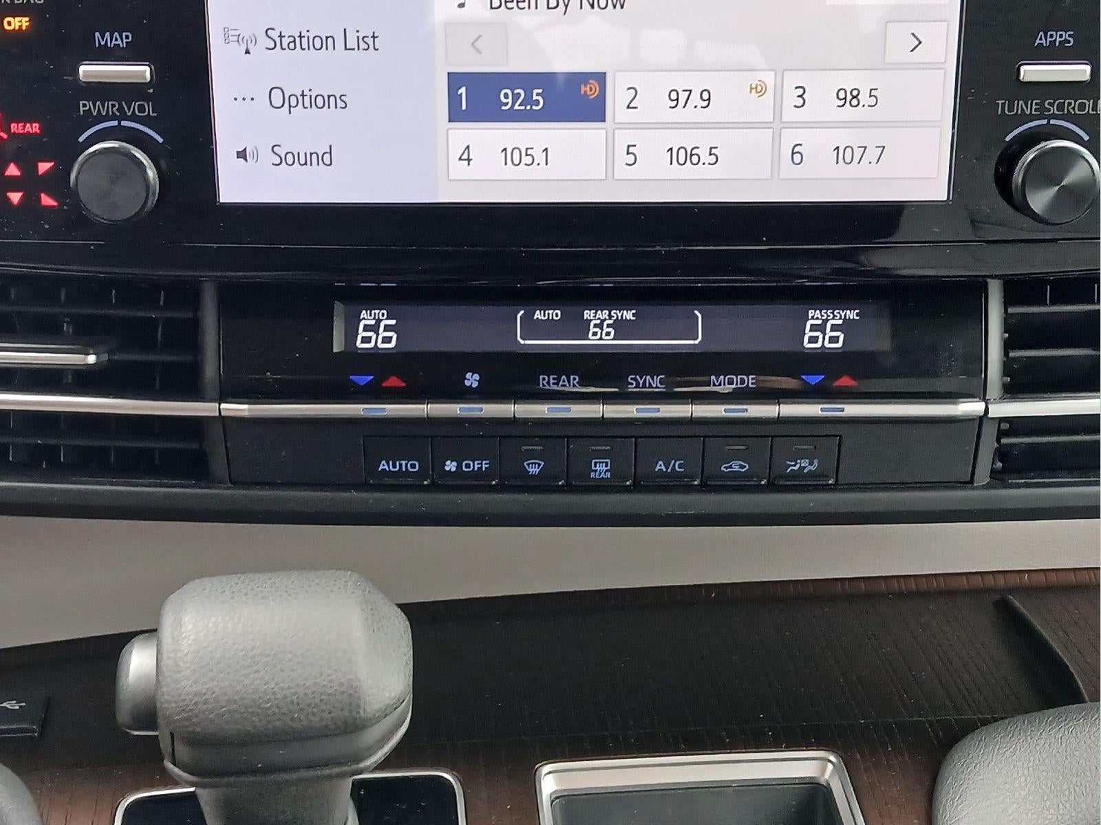 2022 Toyota Sienna LE