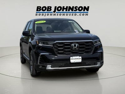 2023 Honda Pilot EX-L w/Rear Captain's Chairs
