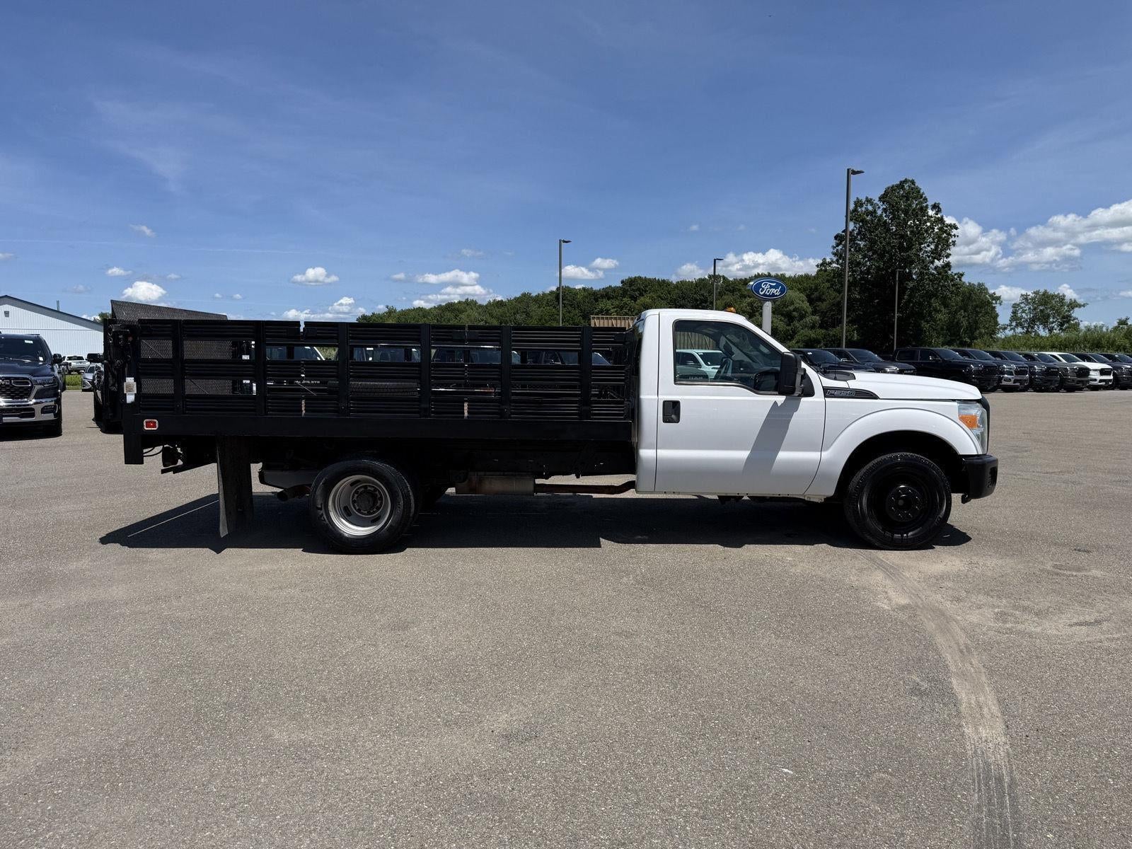 2015 Ford F-350 Chassis 2WD Reg Cab 165 WB 84 CA XL